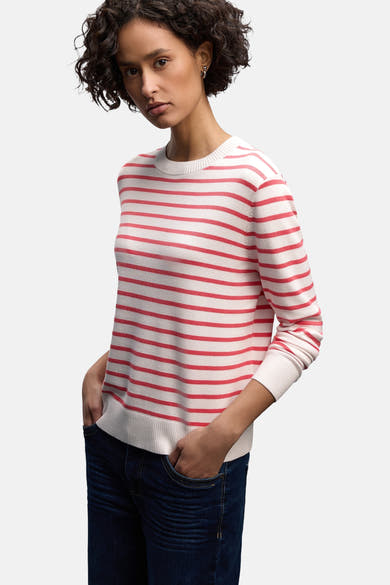 Pull ras du cou rayé en maille, par STREET ONE, porté avec un jean bleu foncé.
