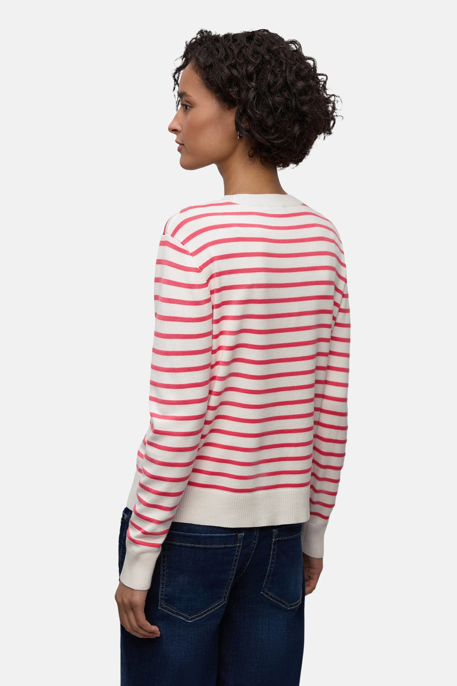 Pull ras du cou rayé blanc et rouge de STREET ONE, porté avec un jean bleu foncé.