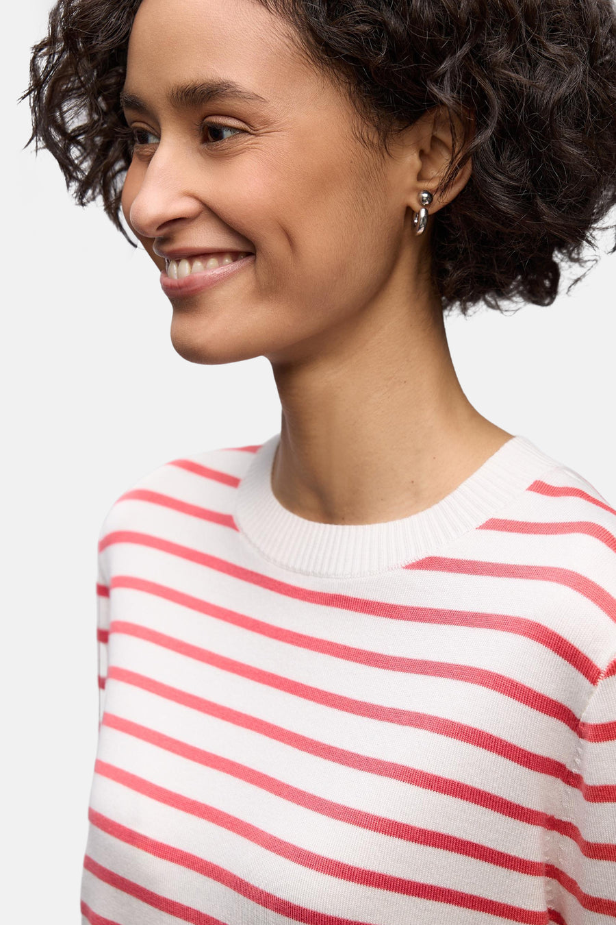 Pull col rond multicolore de Street One, à rayures roses et blanches.