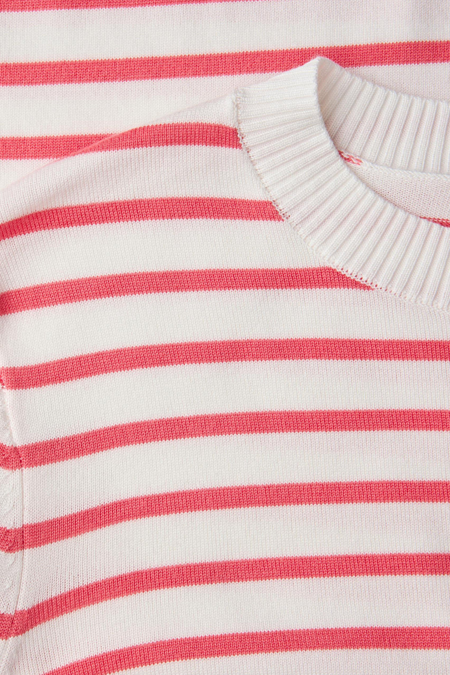 Pull à col rond rayé en maille, de STREET ONE, avec des rayures roses et blanches.
