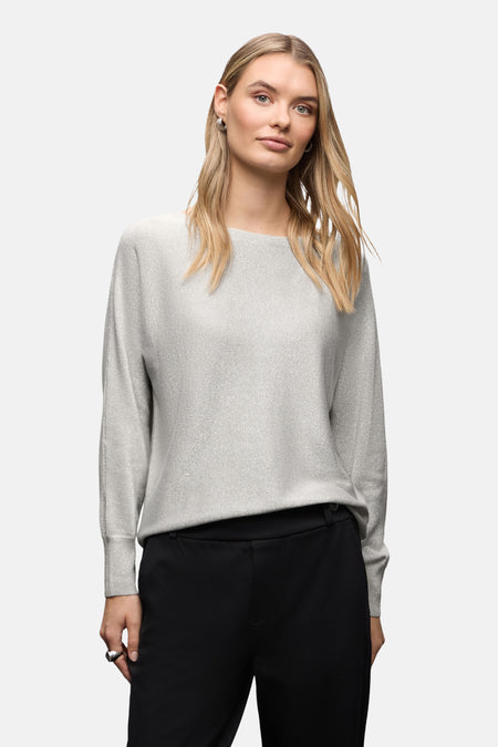 Top met lange mouwen zilverkleurig van Street One gedragen met een zwarte broek en zilverkleurige sneakers.