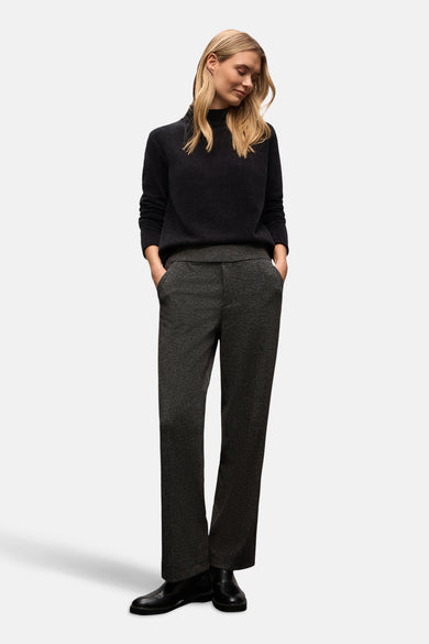 Pull col montant noir de Street One, porté avec un pantalon à motif et des chaussures noires.