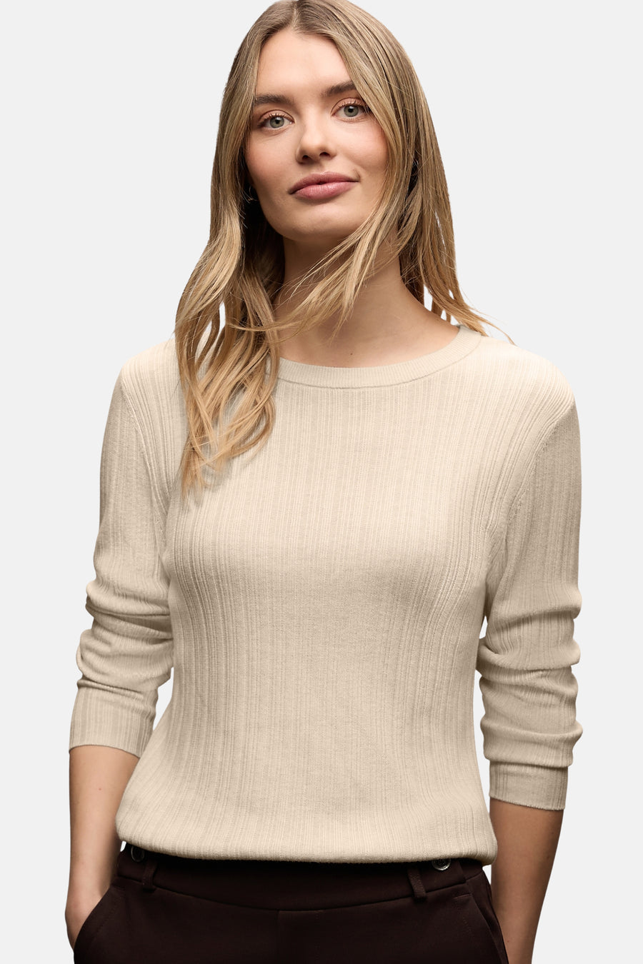 Top beige (manches longues) de STREET ONE, en maille côtelée, porté avec un pantalon marron.
