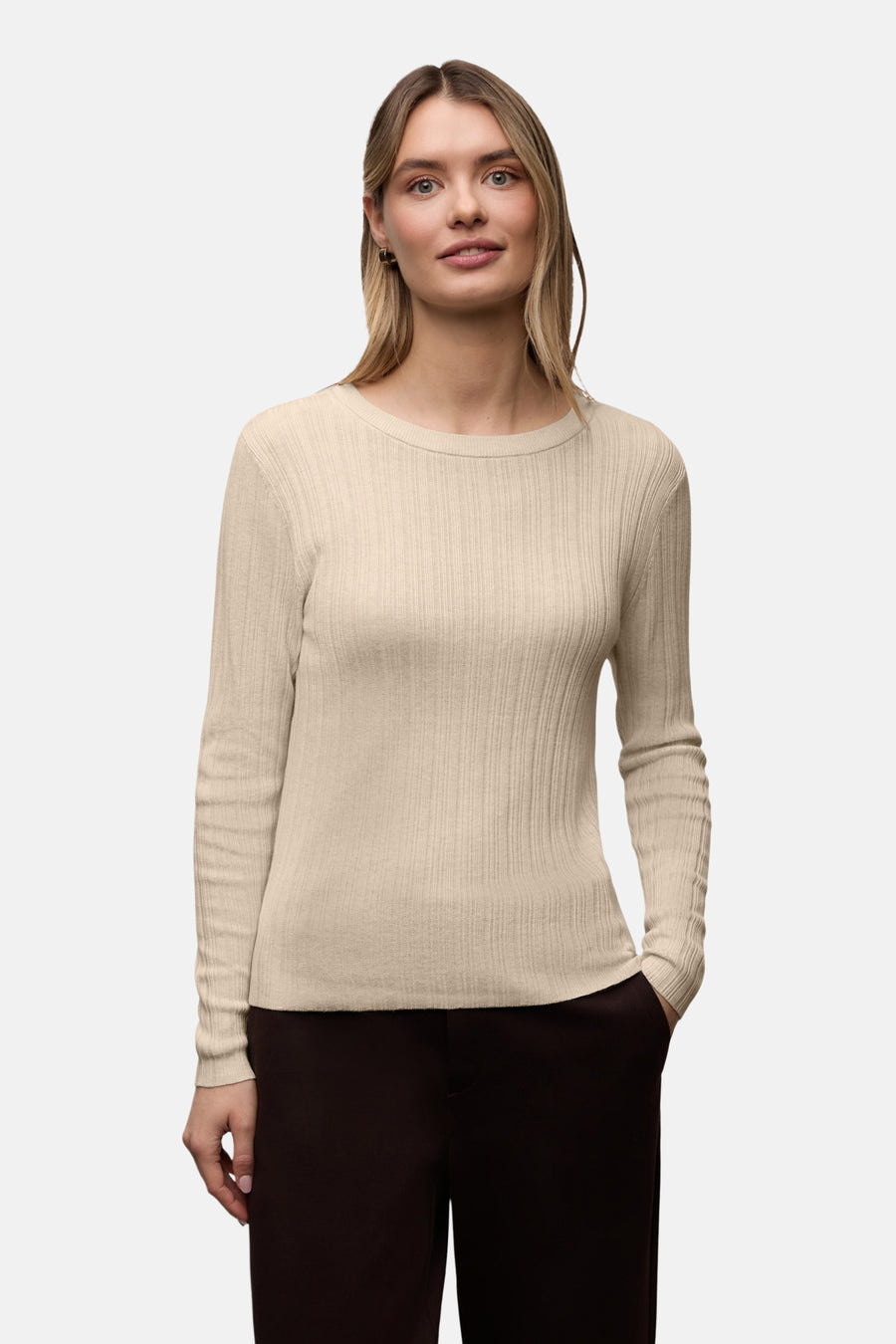 Top beige à manches longues de STREET ONE, en maille côtelée, porté avec un pantalon marron.