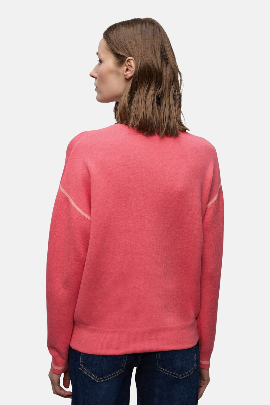 Ronde hals trui koraal van STREET ONE met lange mouwen en gestreepte afwerkingen, gedragen met een blauwe jeans.