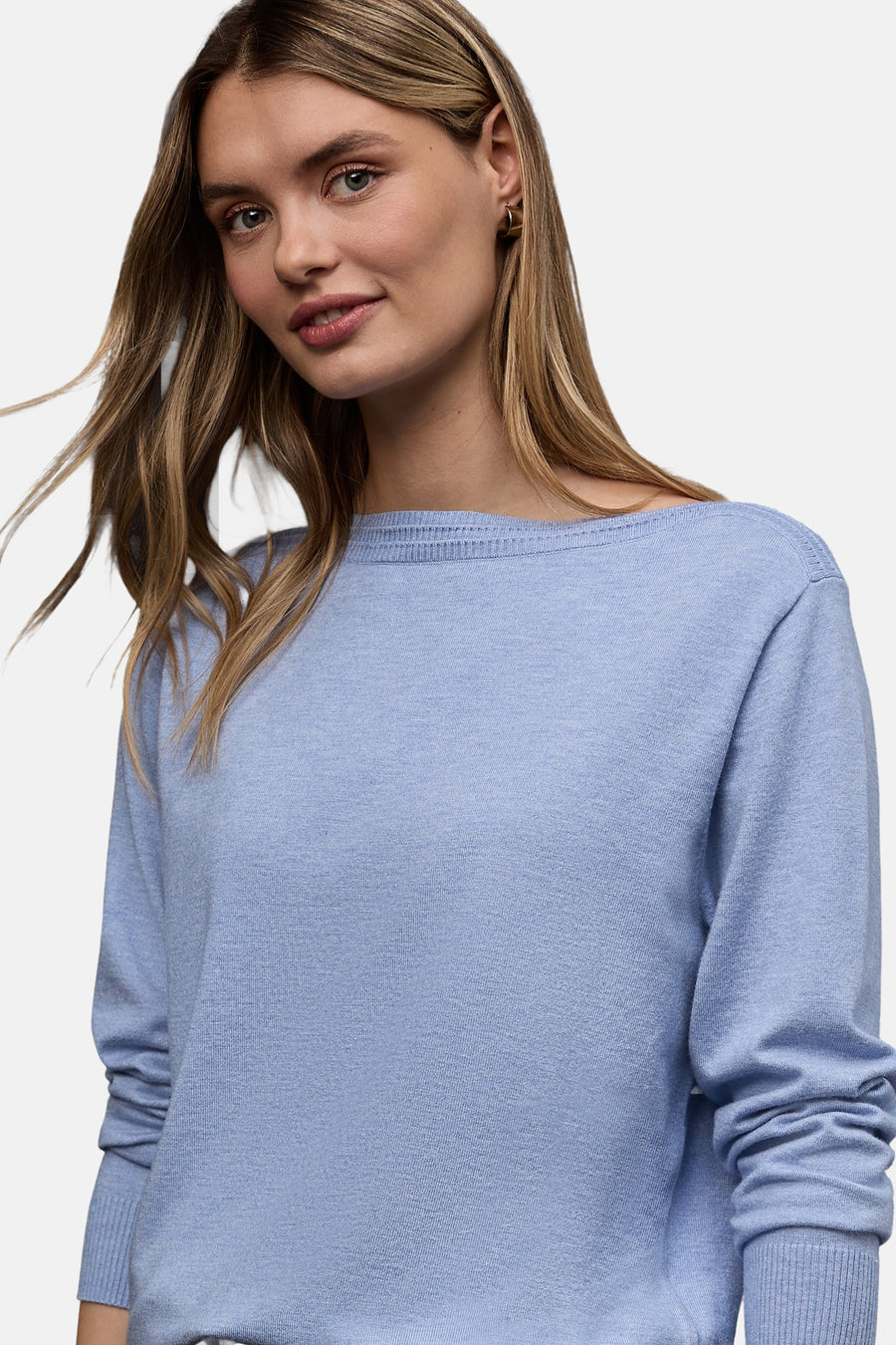 Pull col rond bleu en maille texturée de Street One, porté avec des boucles d'oreilles dorées.
