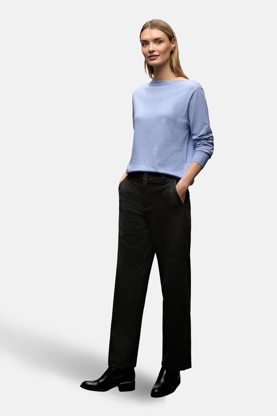 Pull col rond bleu de STREET ONE, porté avec un pantalon et des bottines noires.