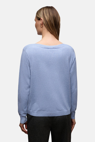 Pull col rond bleu par STREET ONE, vue de dos, porté avec un pantalon gris.