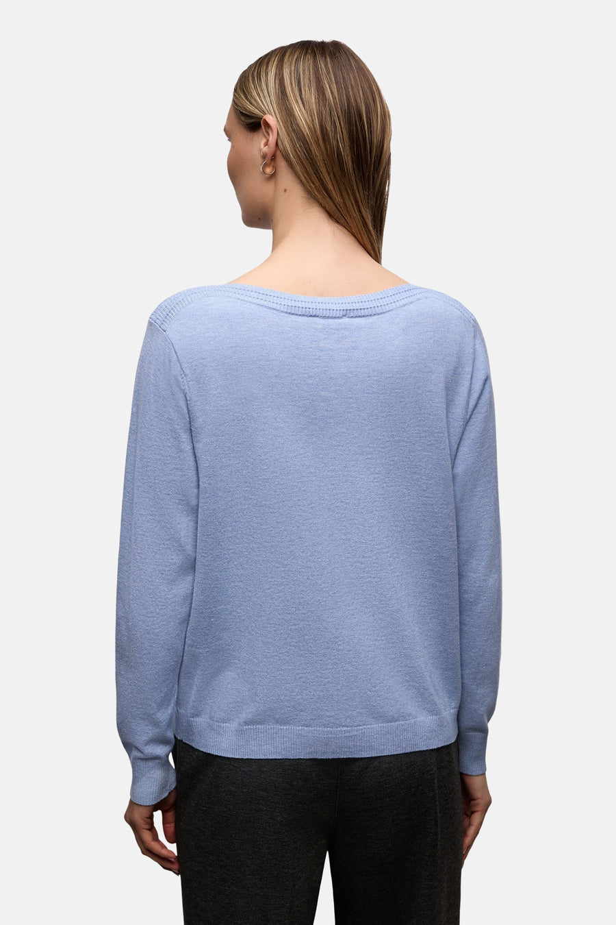 Pull col rond bleu par STREET ONE, vue de dos, porté avec un pantalon gris.