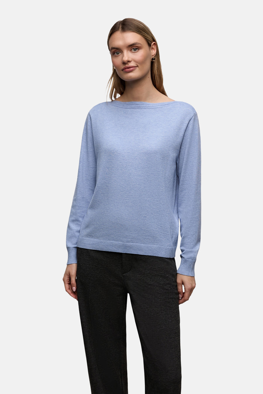 Pull col rond bleu par Street One, porté avec un pantalon noir uni.
