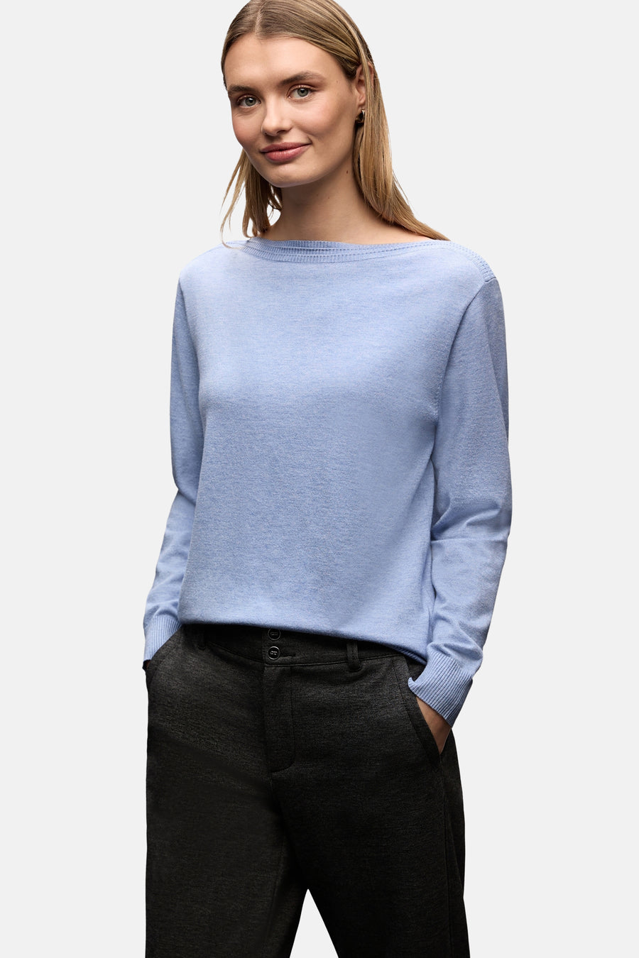 Pull col rond bleu clair de STREET ONE, porté avec un pantalon taille haute à deux boutons.
