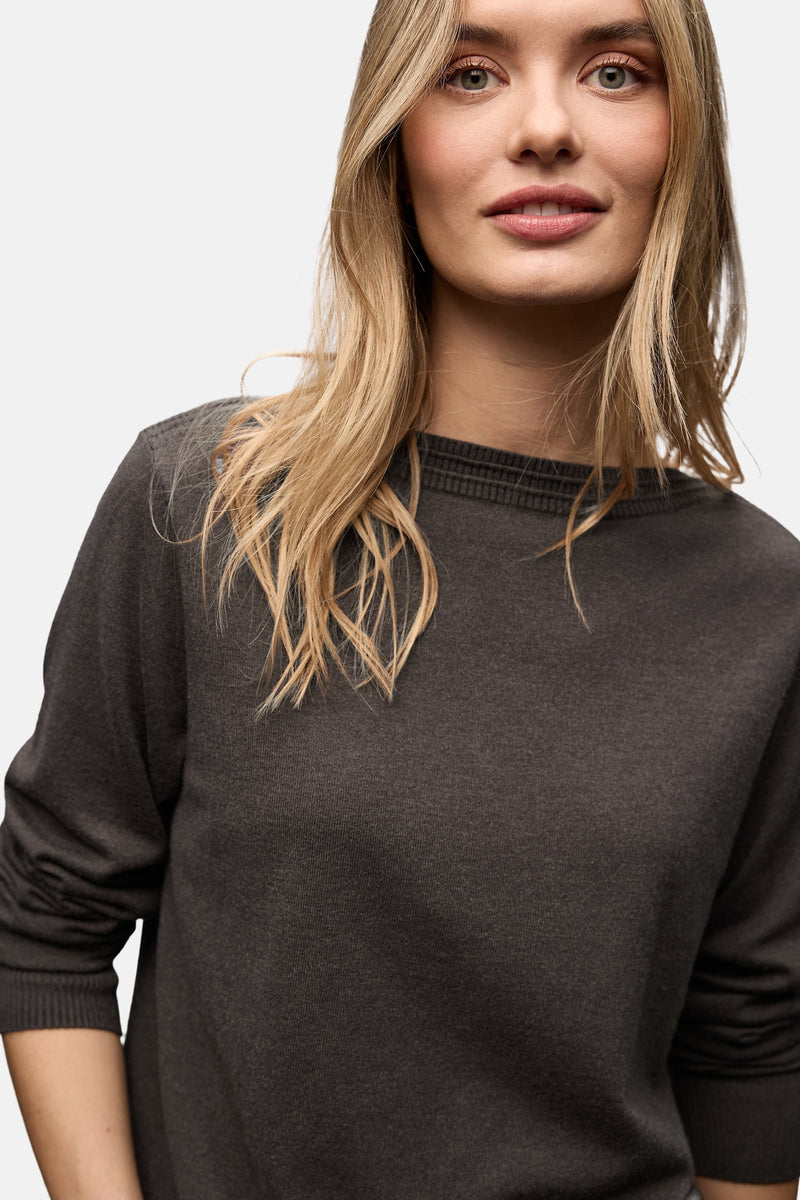 Pull col rond brun de STREET ONE, porté par une femme blonde, devant un fond clair.