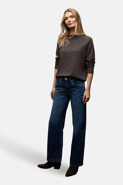 Pull col rond brun de STREET ONE, porté avec un jean large et des bottines marron.
