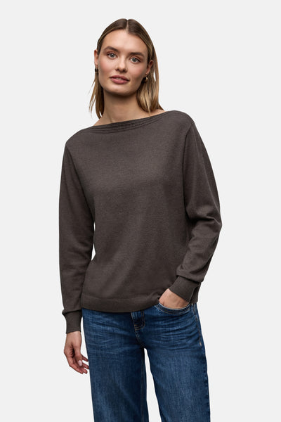 Pull col rond brun de Street One, porté avec un jean bleu.
