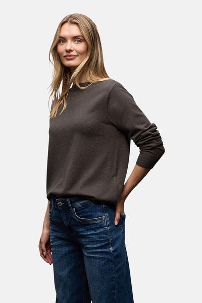 Pull col rond brun de Street One porté avec un jean bleu.
