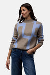 Pull col montant multicolore de STREET ONE, avec motif graphique bleu clair et porté avec un jean bleu foncé.
