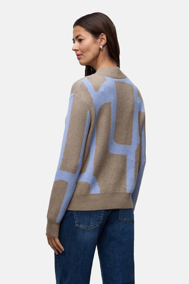Pull col montant multicolore de Street One, avec motif géométrique abstrait bleu clair et beige.