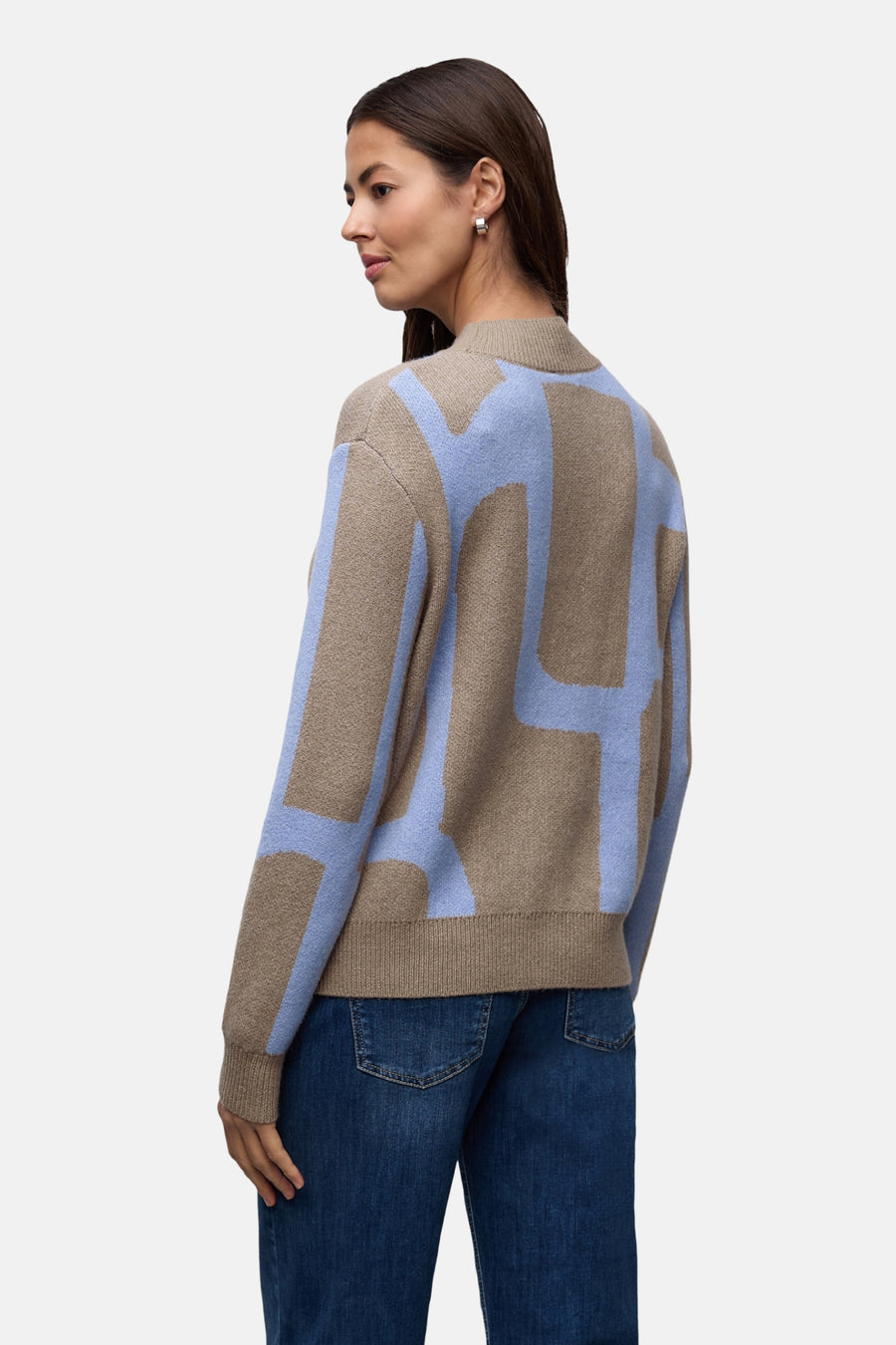 Pull col montant multicolore de Street One, avec motif géométrique abstrait bleu clair et beige.