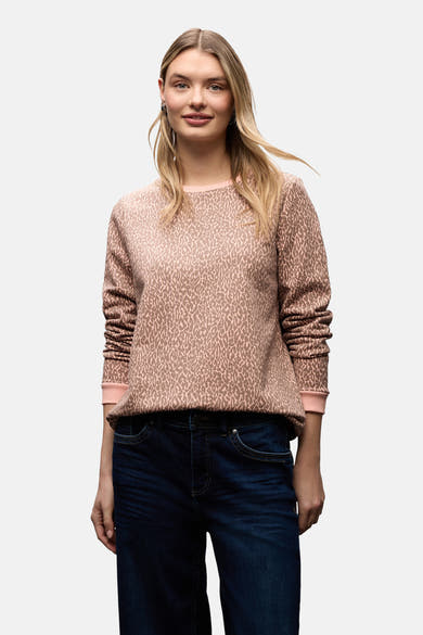 Multikleurige trui van STREET ONE, met textuurpatroon en gedragen met een marineblauwe wijde jeans en een roze jas.