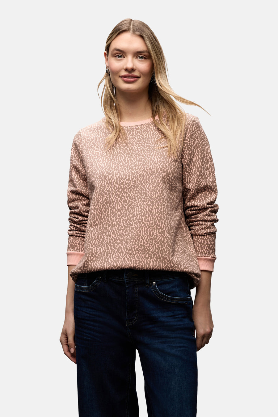 Multikleurige trui van STREET ONE, met textuurpatroon en gedragen met een marineblauwe wijde jeans en een roze jas.