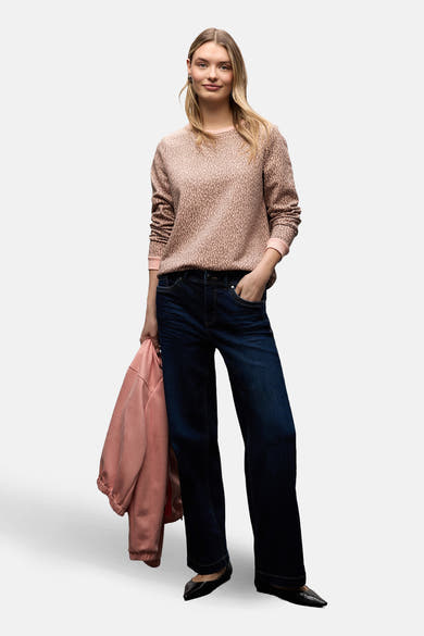 Sweat multicolore par STREET ONE, avec motif texturé et porté avec un jean large bleu marine et un manteau rose.