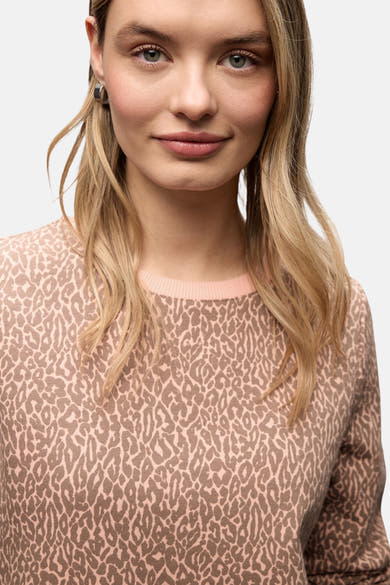 Multikleurige sweater van STREET ONE met dierenprint, gedragen door een blonde vrouw met lichte ogen.