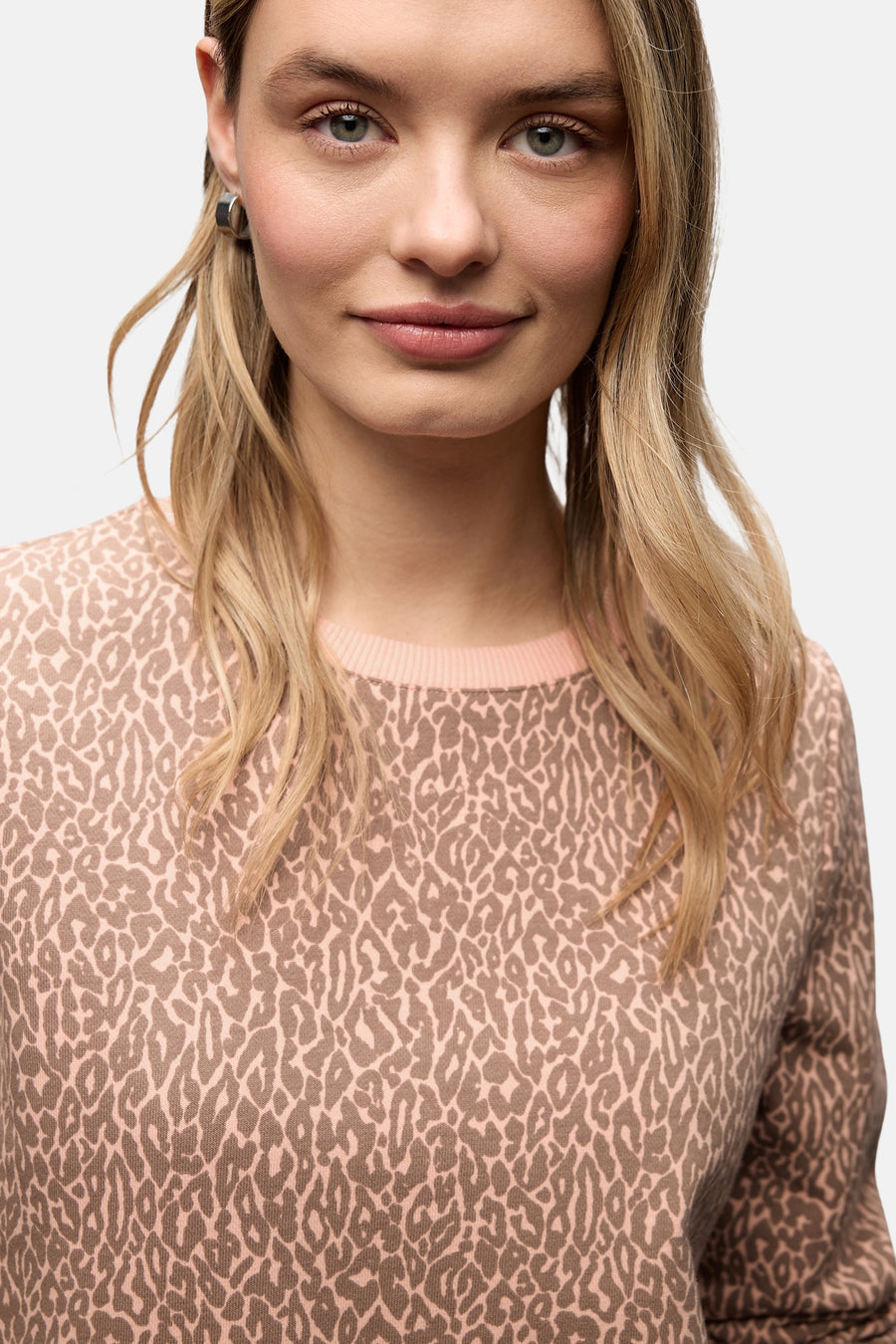 Multikleurige sweater van STREET ONE met dierenprint, gedragen door een blonde vrouw met lichte ogen.