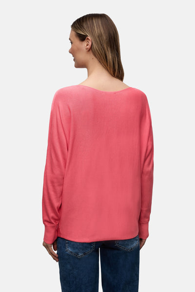 Ronde hals trui koraal van STREET ONE, lange mouwen, gedragen met een donkerblauwe jeans.