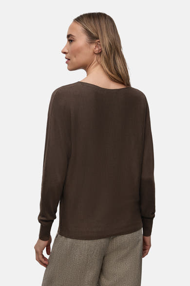 Pull à col rond brun de STREET ONE, manches longues, présenté de dos, porté avec un pantalon texturé.