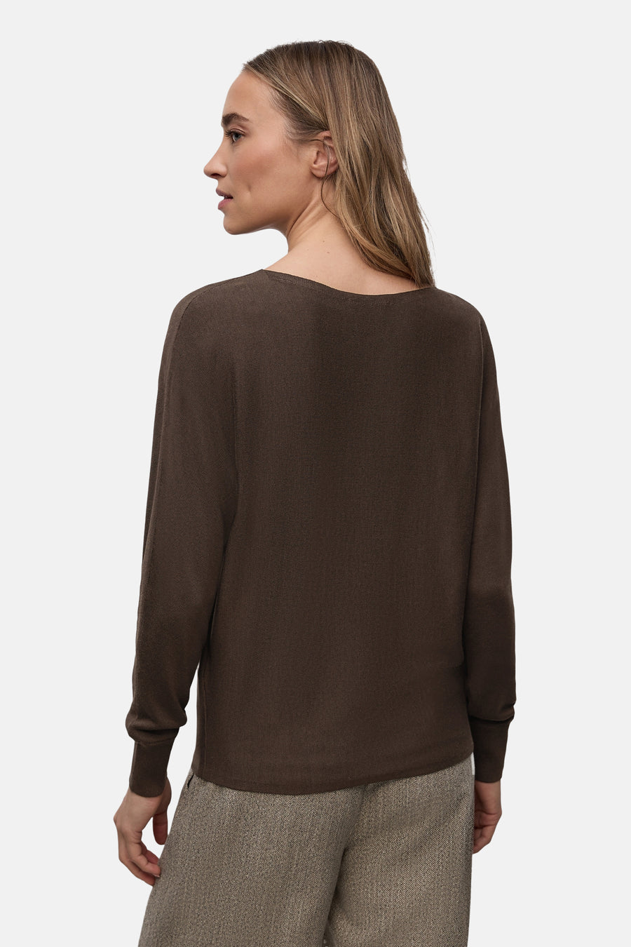 Pull à col rond brun de STREET ONE, manches longues, présenté de dos, porté avec un pantalon texturé.