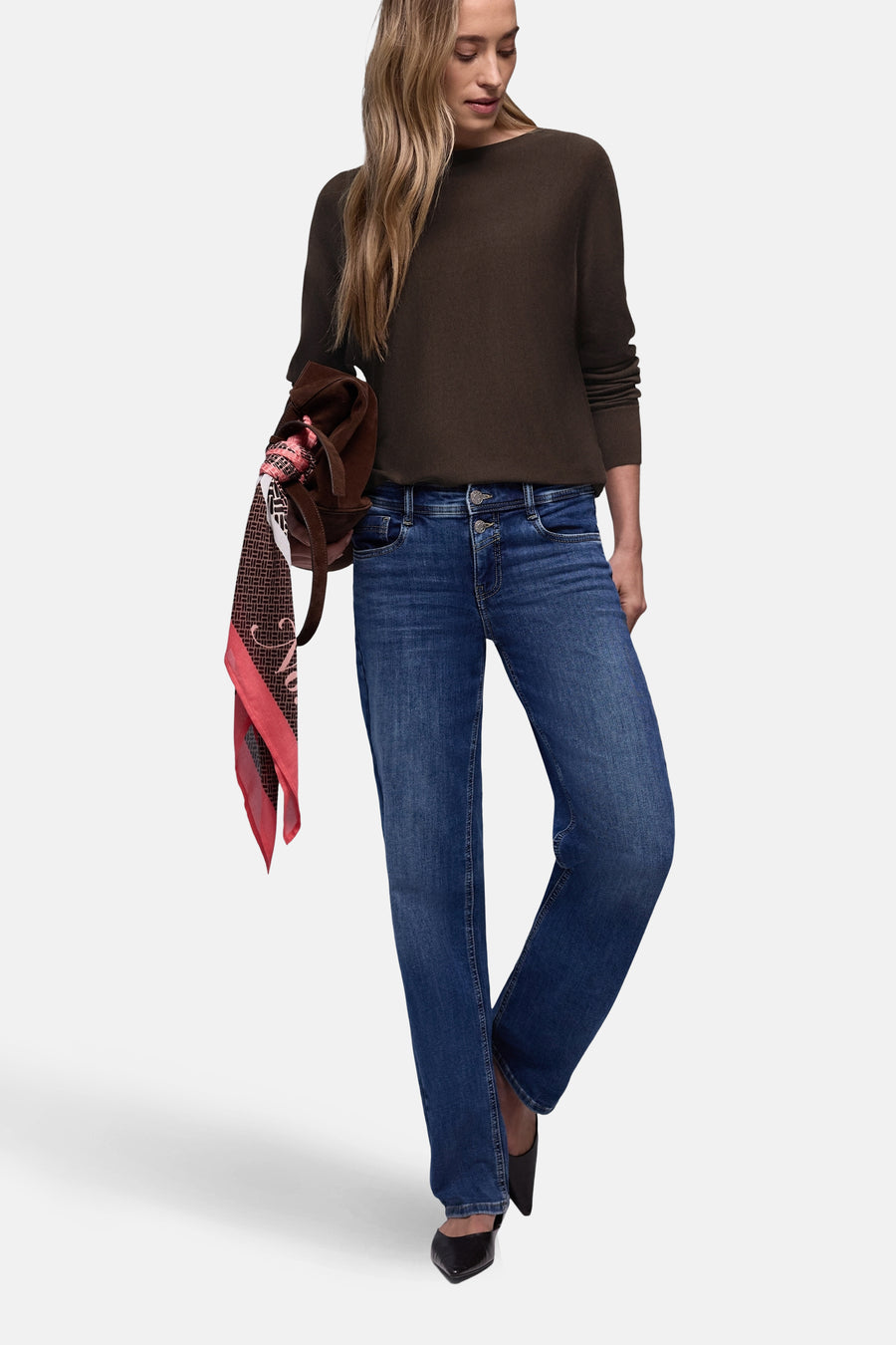 Pull à col rond brun de STREET ONE, porté avec un jean bleu et un sac à main en cuir marron.