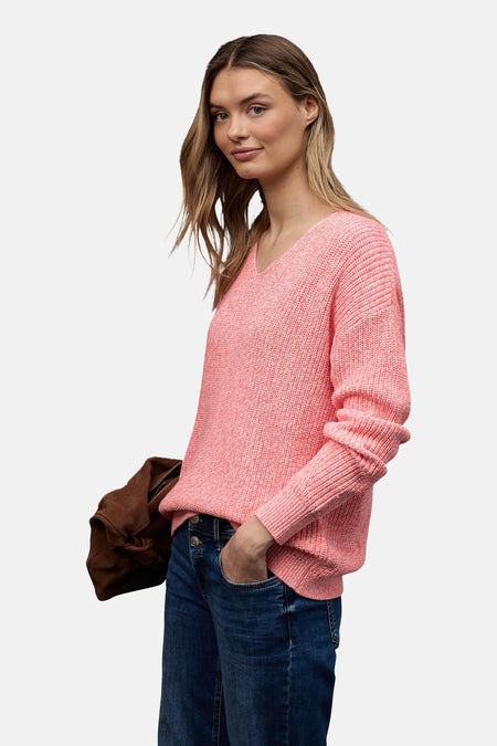 Pull à col en V corail de Street One, avec une texture tricotée et porté avec un jean.