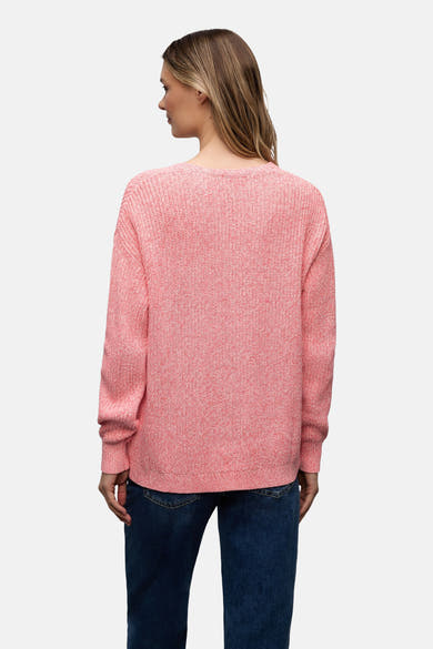 Pull à col en V corail de Street One, texture tricotée, porté avec un jean bleu foncé, vue de dos.