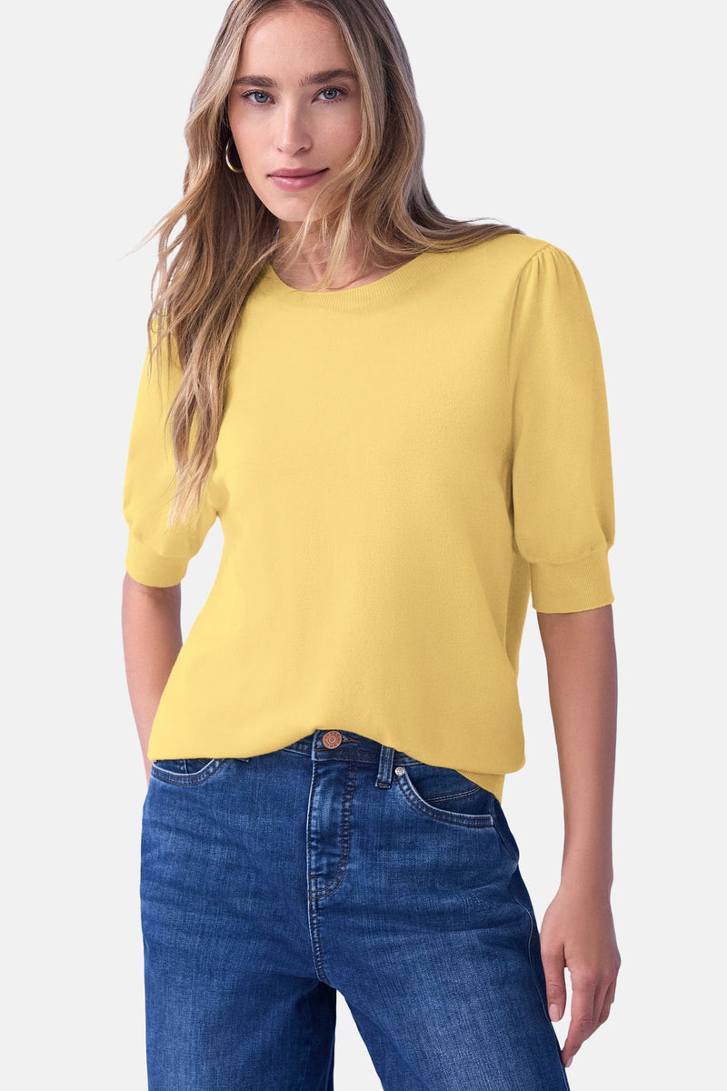 Pull col rond jaune de STREET ONE avec manches courtes bouffantes et en jean bleu.
