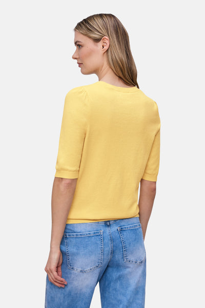 Pull col rond jaune de STREET ONE, porté avec un jean bleu, vue de dos.