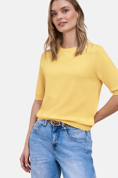 Pull col rond jaune de STREET ONE, porté avec un jean bleu clair et une ceinture à motif léopard.