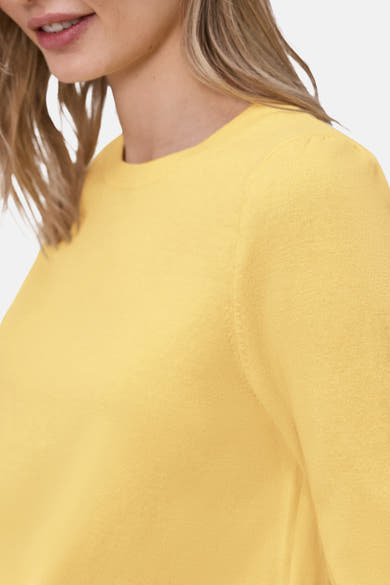 Pull col rond jaune par STREET ONE, en maille fine sur une femme portant des cheveux blonds.