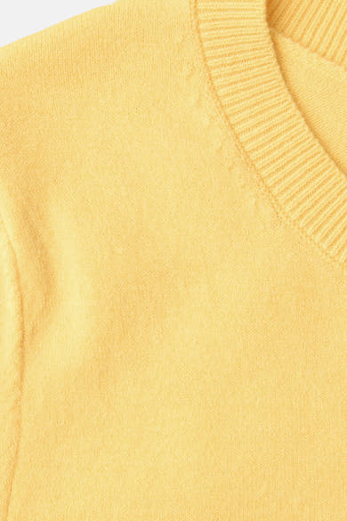 Pull col rond jaune par Street One, avec une texture tricotée et un col en V côtelé.
