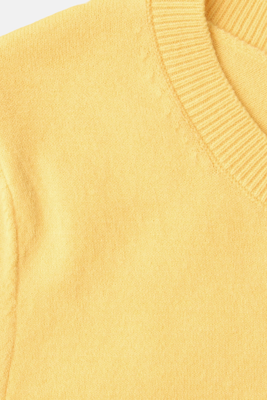 Pull col rond jaune par Street One, avec une texture tricotée et un col en V côtelé.

