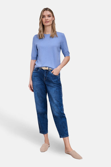Pull col rond bleu de STREET ONE, porté avec un jean bleu et une ceinture beige.