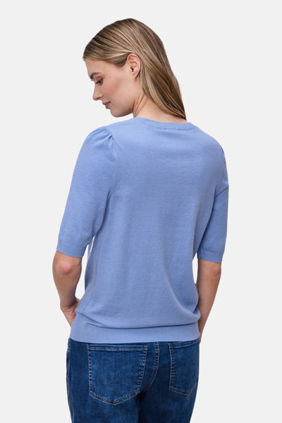 Pull col rond bleu de STREET ONE, manches courtes bouffantes, porté avec un jean taille haute.