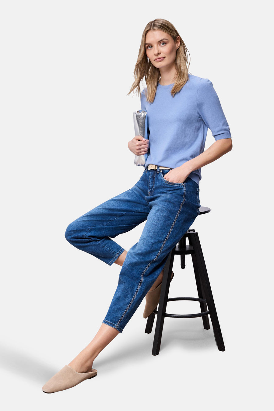 Ronde hals blauwe trui van STREET ONE gedragen met een high-waist jeans en beige muiltjes.