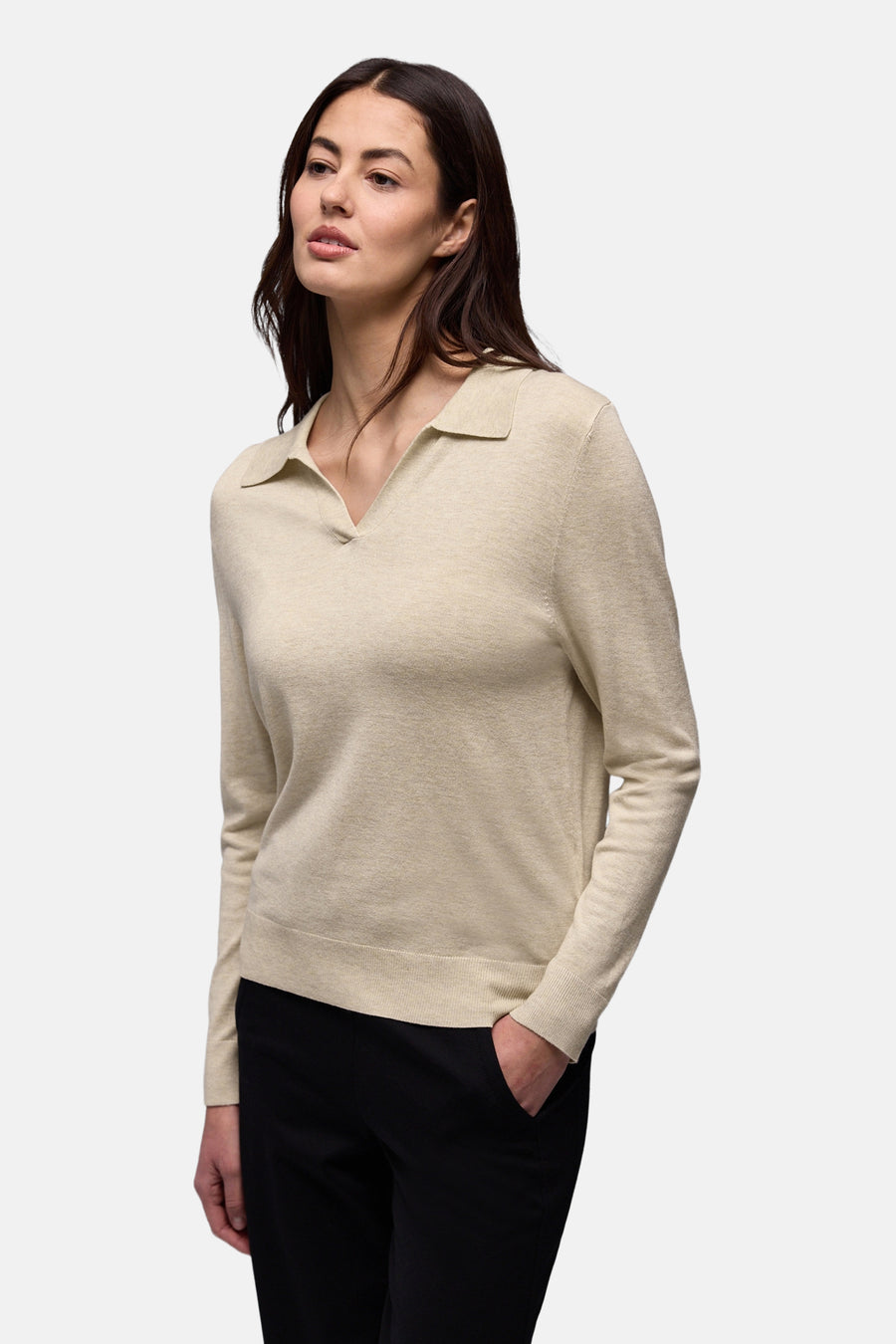 Beige polo van Street One, klassieke pasvorm, lange mouwen, gedragen met een zwarte broek.