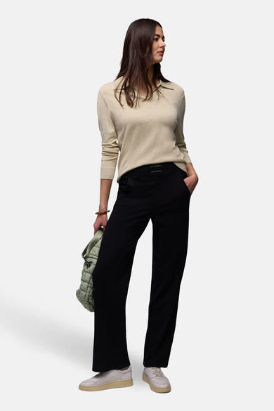 Polo beige de STREET ONE, manches longues, porté avec un pantalon noir et des baskets blanches.