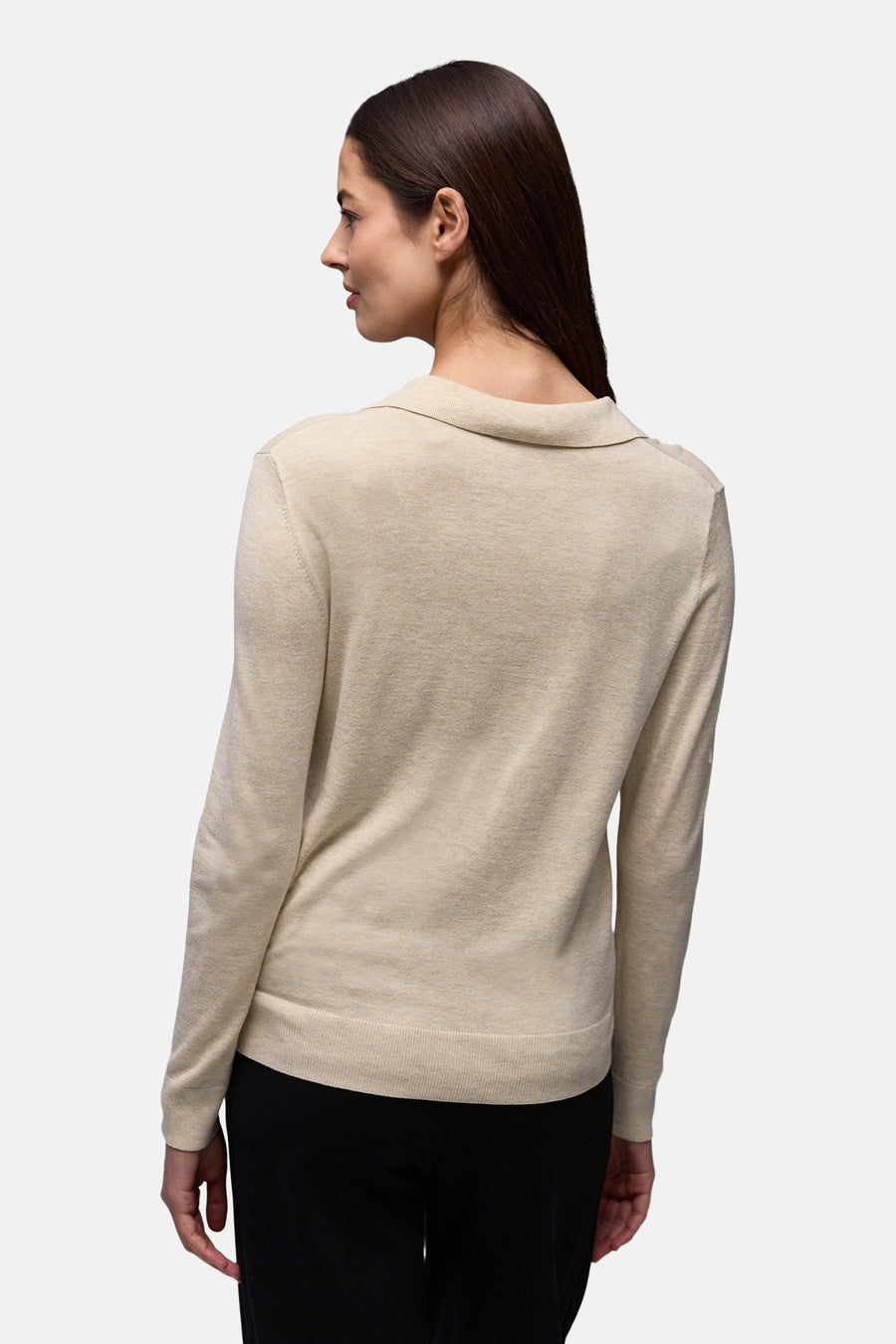 Polo beige par Street One, coupe classique, manches longues, porté avec un pantalon noir.
