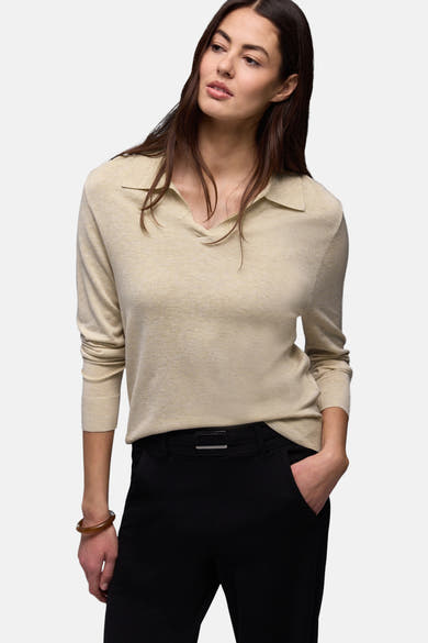 Beige polo van Street One, met lange mouwen en een klassieke kraag, gedragen met een zwarte broek.