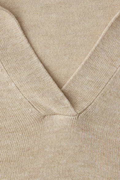 Beige polo van STREET ONE, fijne gebreide textuur met een subtiele V-hals.