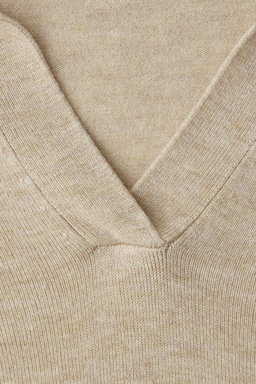 Beige polo van STREET ONE, fijne gebreide textuur met een subtiele V-hals.