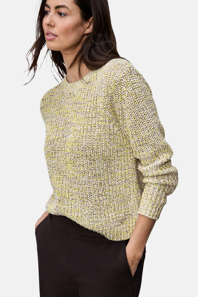 Multikleuren rondehals trui van STREET ONE, in textuur breisel, gedragen met een donkerbruine broek.