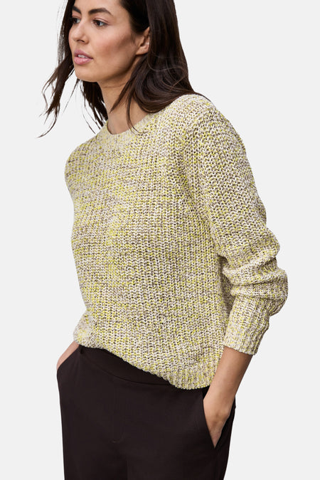 Pull à col rond multicolore de Street One, en tricot texturé, porté avec un pantalon brun.